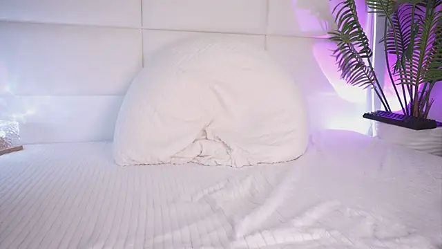 Juliadragon online show from December 10, 6:44 am