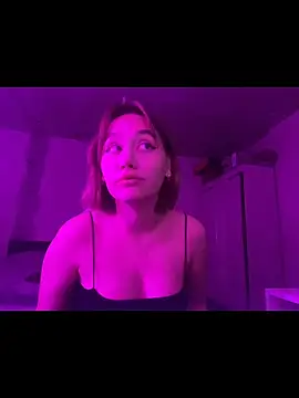 Snapshot of SuzieAllen chatting on May 5, 5:21 pm SuzieAllen online show from May 5, 5:21 pm