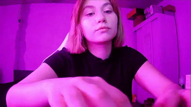 Snapshot of SuzieAllen chatting on May 12, 5:32 pm SuzieAllen online show from May 12, 5:32 pm
