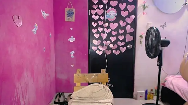 Snapshot of Kiara_tits chatting on July 16, 1:44 am Kiara tits online show from July 16, 1:44 am