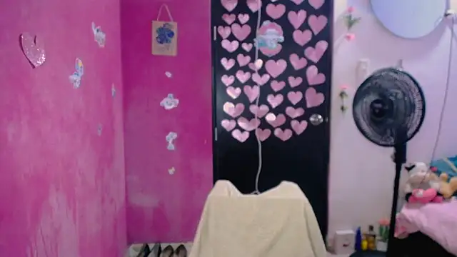 Snapshot of Kiara_tits chatting on July 23, 1:52 am Kiara tits online show from July 23, 1:52 am