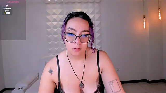 Snapshot of LoiseHarper chatting on June 8, 7:58 pm LoiseHarper online show from June 8, 7:58 pm