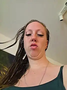 Snapshot of SweetGermanAlina chatting on June 29, 8:20 am SweetGermanAlina online show from June 29, 8:20 am