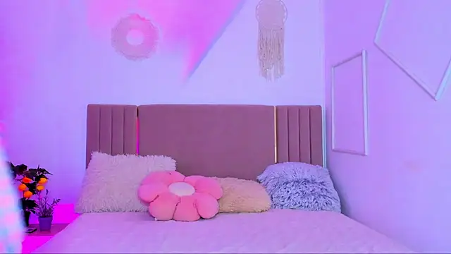 Snapshot of Cutie_blushh chatting on June 13, 6:11 am Cutie blushh online show from June 13, 6:11 am