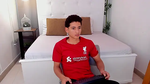 Snapshot of Alejo-and-Thiago chatting on June 16, 12:19 pm Alejo-and-Thiago online show from June 16, 12:19 pm