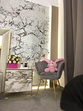 DaisyAmour online show from June 9, 6:30 pm