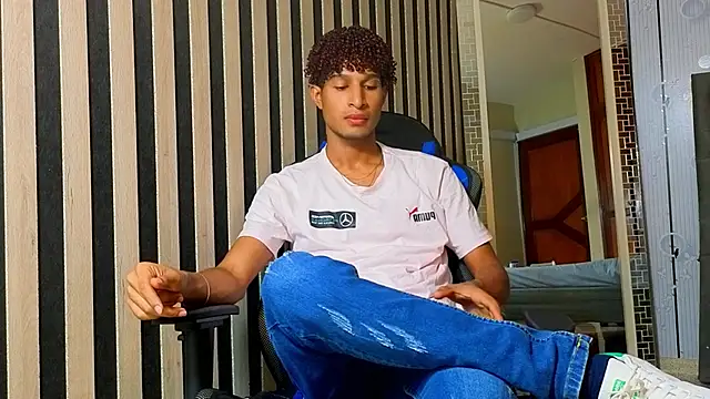 Snapshot of Alex_Bloom chatting on May 27, 7:33 pm Alex Bloom online show from May 27, 7:33 pm