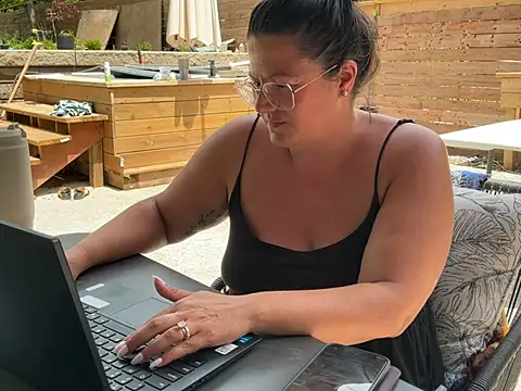 Snapshot of Madamebeton chatting on June 24, 5:34 pm Madamebeton online show from June 24, 5:34 pm