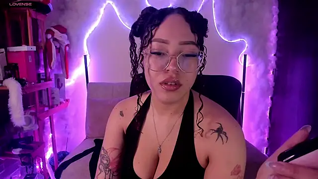 Snapshot of liz_martins1 chatting on August 3, 2:43 am liz martins1 online show from August 3, 2:43 am