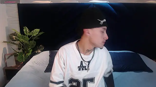 Snapshot of Spencerwhite_ chatting on June 16, 10:23 pm Spencerwhite online show from June 16, 10:23 pm