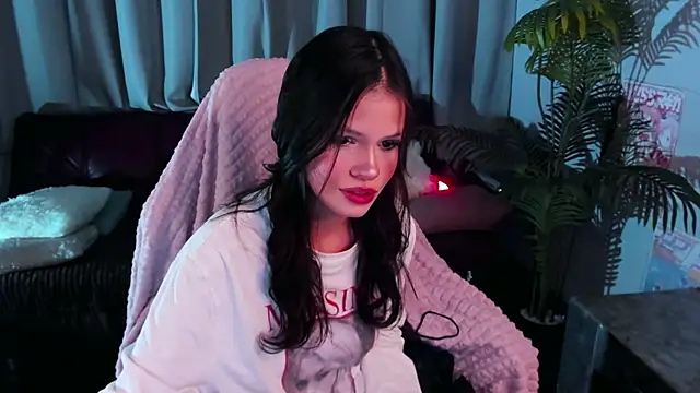 Snapshot of MaddyFever chatting on June 9, 1:23 pm MaddyFever online show from June 9, 1:23 pm