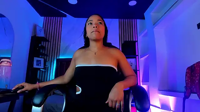 BrianaRuiiz  online show from June 24, 1:10 pm