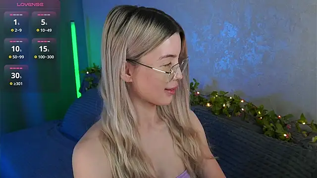 LindaThackerr online show from June 28, 5:57 am
