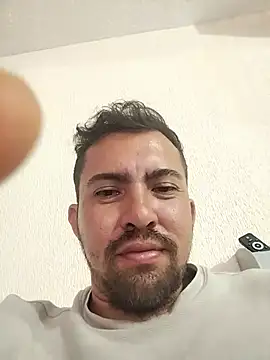 Snapshot of AdrianP4 chatting on August 5, 5:32 am AdrianP4 online show from August 5, 5:32 am