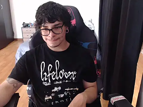 Snapshot of lilgothboy chatting on May 20, 1:17 pm lilgothboy online show from May 20, 1:17 pm