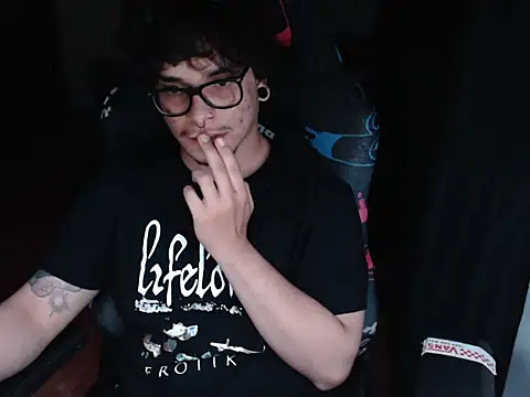 Snapshot of lilgothboy chatting on May 26, 4:52 am lilgothboy online show from May 26, 4:52 am