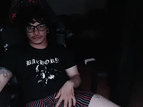 Snapshot of lilgothboy chatting on June 2, 5:53 am lilgothboy online show from June 2, 5:53 am