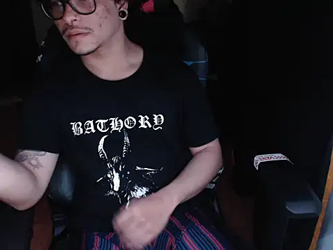 Snapshot of lilgothboy chatting on June 4, 4:13 pm lilgothboy online show from June 4, 4:13 pm