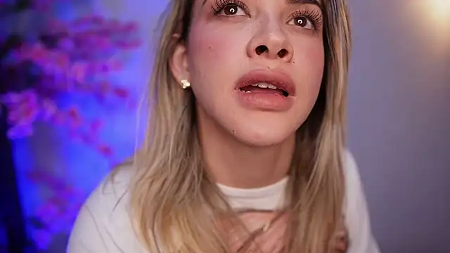 Snapshot of R4-V3N chatting on January 12, 8:04 am R4-V3N online show from January 12, 8:04 am