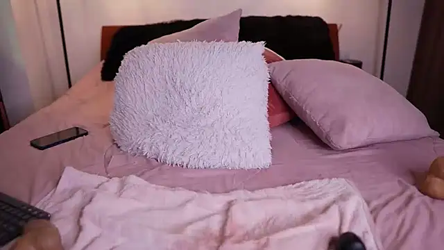 Snapshot of R4-V3N chatting on February 8, 8:31 am R4-V3N online show from February 8, 8:31 am