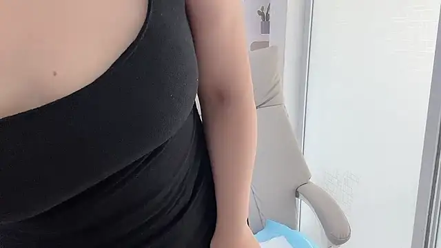 Snapshot of Naomi_Z chatting on June 11, 12:32 am Naomi Z online show from June 11, 12:32 am