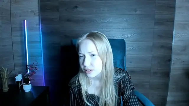 LovvieLov online show from May 5, 4:48 pm