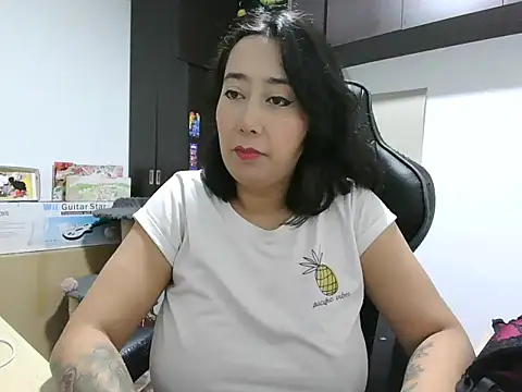 Snapshot of saramaSS chatting on May 24, 11:10 pm saramaSS online show from May 24, 11:10 pm
