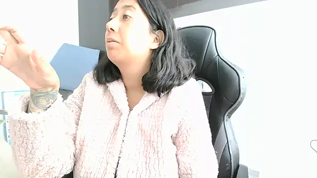 Snapshot of saramaSS chatting on June 15, 7:38 pm saramaSS online show from June 15, 7:38 pm