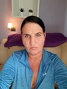 Snapshot of Velvet-Milf chatting on May 15, 8:32 am Velvet-Milf online show from May 15, 8:32 am