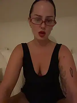 Snapshot of molotovmami chatting on July 6, 11:18 pm molotovmami online show from July 6, 11:18 pm