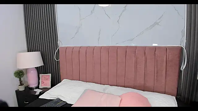 Snapshot of Hanna_Thorne chatting on June 4, 11:11 pm Hanna Thorne online show from June 4, 11:11 pm