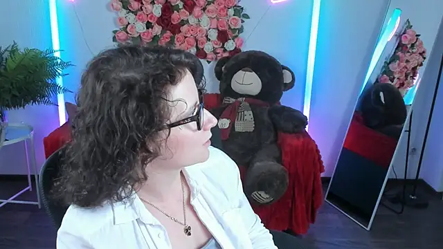 Snapshot of AureliaGleam chatting on May 9, 9:36 am AureliaGleam online show from May 9, 9:36 am