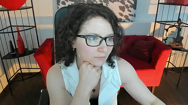 Snapshot of AureliaGleam chatting on May 10, 9:03 am AureliaGleam online show from May 10, 9:03 am