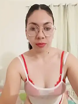 Mia essence online show from June 30, 1:45 pm