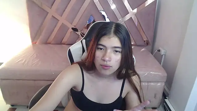 Snapshot of alesia_v_v chatting on June 5, 6:52 am alesia v v online show from June 5, 6:52 am