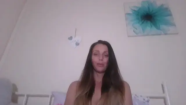 Snapshot of LouiseLovell chatting on June 4, 10:21 am LouiseLovell online show from June 4, 10:21 am