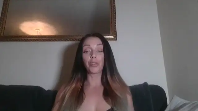 Snapshot of LouiseLovell chatting on June 11, 10:19 pm LouiseLovell online show from June 11, 10:19 pm