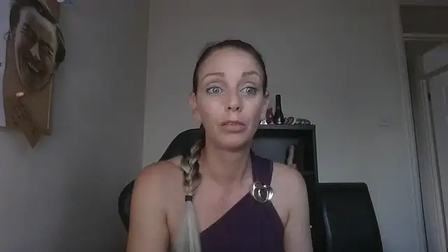 Snapshot of LouiseLovell chatting on June 12, 7:02 pm LouiseLovell online show from June 12, 7:02 pm