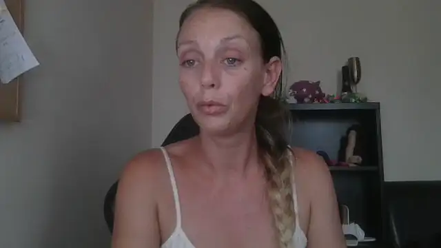 Snapshot of LouiseLovell chatting on July 15, 6:24 pm LouiseLovell online show from July 15, 6:24 pm