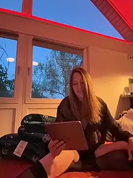  Melanie 83 online show from May 9, 7:30 pm