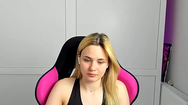 Emma starrs  online show from May 26, 7:10 pm
