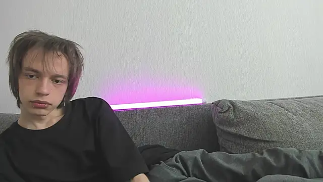 Nolan Sagee online show from May 19, 6:42 am