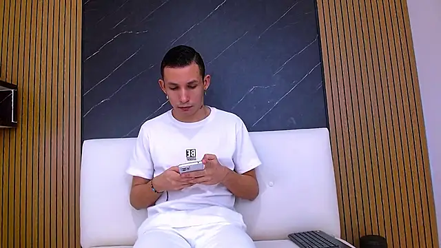 Isak Berekoa online show from June 26, 11:03 am