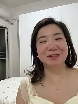 xichunhh online show from May 13, 12:46 pm