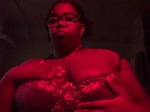 chocolateslut213 online show from June 7, 1:21 am