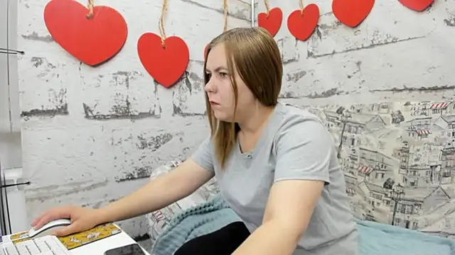 Snapshot of Dear_hollyy chatting on May 27, 1:24 am Dear hollyy online show from May 27, 1:24 am