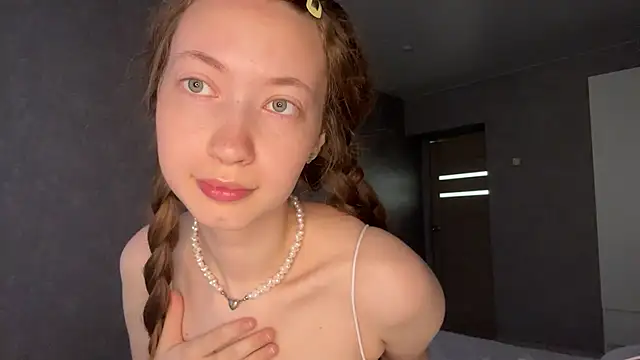 Snapshot of Emily_Mur_ chatting on May 19, 5:14 am Emily Mur online show from May 19, 5:14 am