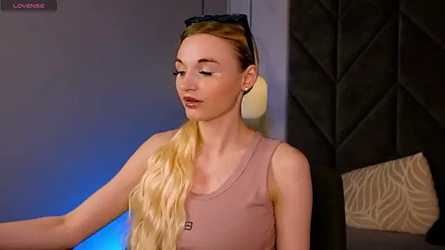 Snapshot of Mila__Lux chatting on May 23, 1:48 pm Mila Lux online show from May 23, 1:48 pm
