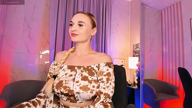 Snapshot of Mila__Lux chatting on July 15, 8:58 pm Mila Lux online show from July 15, 8:58 pm