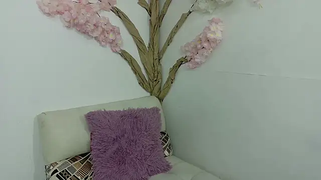 Laura  Castillo  online show from June 10, 12:26 pm